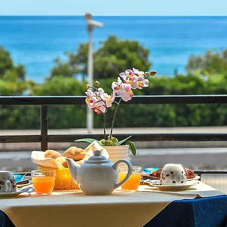 Claudia ロアーノ